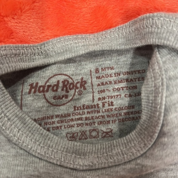 Hard Rock Cafe infant indie and bib set.  Dubai location, NWOT size 6 months - Picture 5 of 5